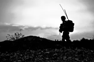 Soldado aislado en una base militar, representando el acoso laboral en las Fuerzas Armadas Españolas.