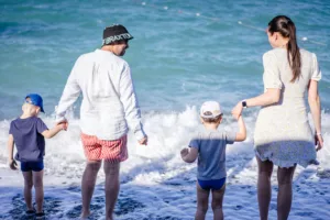 Madre y padre discutiendo la custodia de hijos en un proceso judicial, con asesoramiento legal y psicológico.